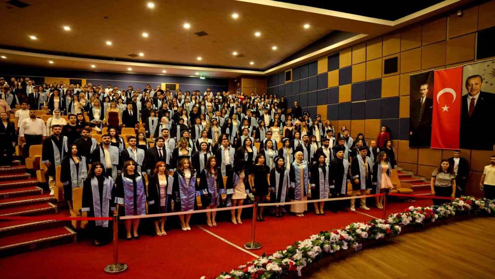 AD&Uuml; İletişim Fak&uuml;ltesi mezunlarını t&ouml;renle uğurladı
