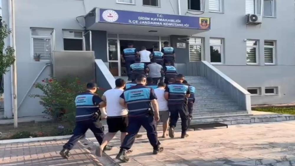 TUR OTOBÜSÜNE SALDIRANLAR TUTUKLANDI
