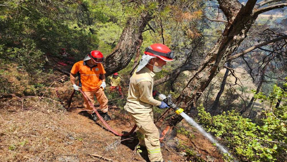 Ekipler zamanla yarıştı, önce alevlere sonra köylülerin yüreklerine su serptiler
