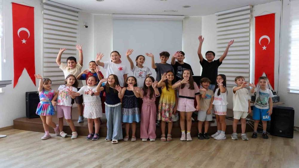 Efeler&rsquo;de sahne minik yeteneklerin
