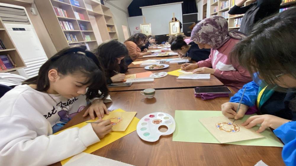 Gen&ccedil;ler tezhip sanatını uygulamalı &ouml;ğrendi
