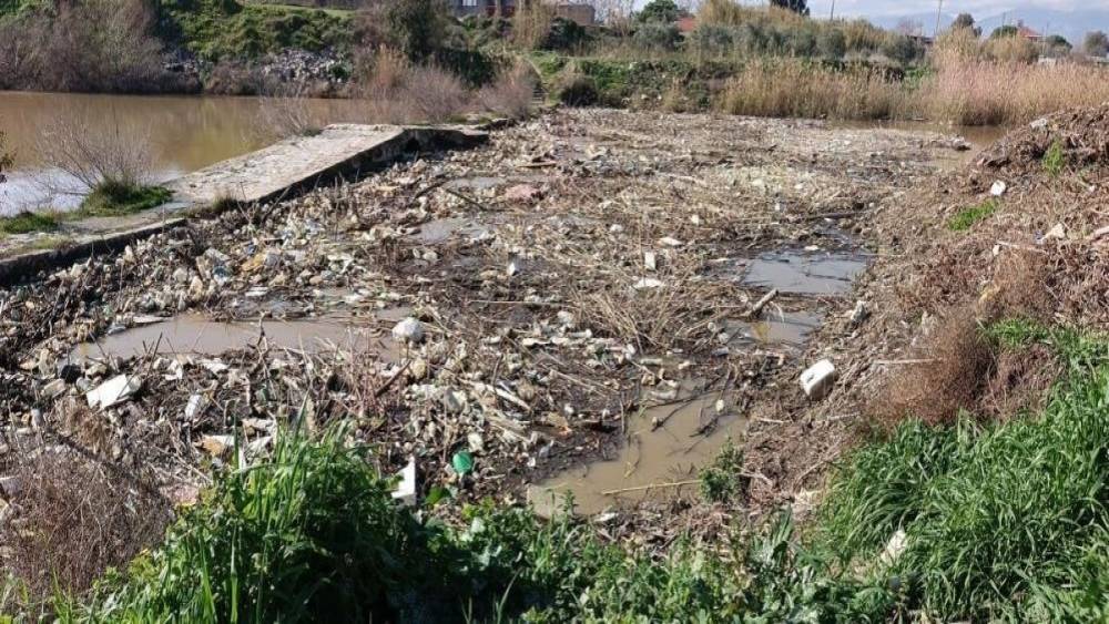 Tarihi taş k&ouml;pr&uuml; temizlendi, doğaseverler y&uuml;zer bariyer istedi