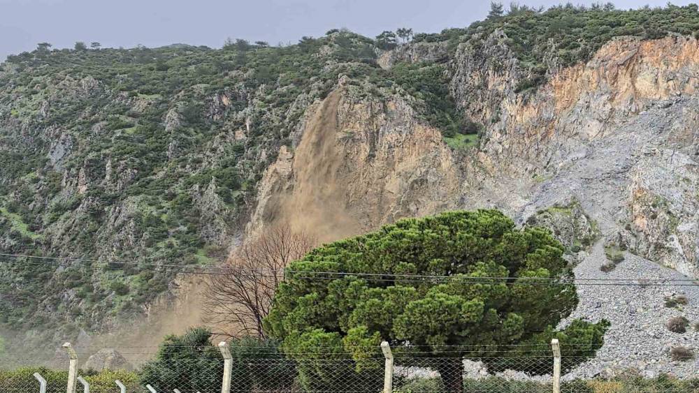 S&ouml;ke&rsquo;de dağdan akan sular adeta şelaleye d&ouml;nd&uuml;