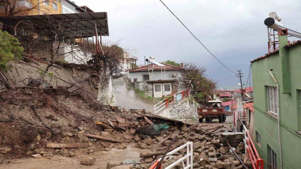 Kuvvetli yağışa dayanamadı, &ccedil;&ouml;kt&uuml;