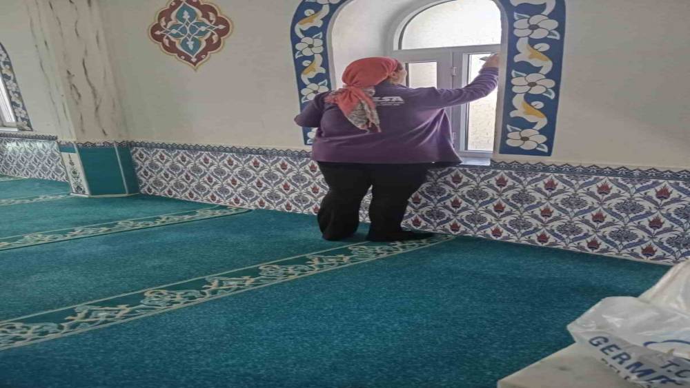 Germencik&rsquo;te vatandaşların ibadeti i&ccedil;in camilerde temizlik s&uuml;r&uuml;yor
