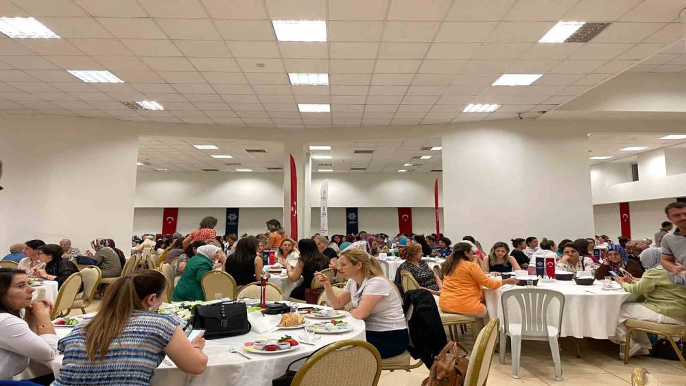 AYDINLILAR ANNELER GÜNÜ'NÜ BÜYÜKŞEHİR BELEDİYESİYLE KUTLADI 
