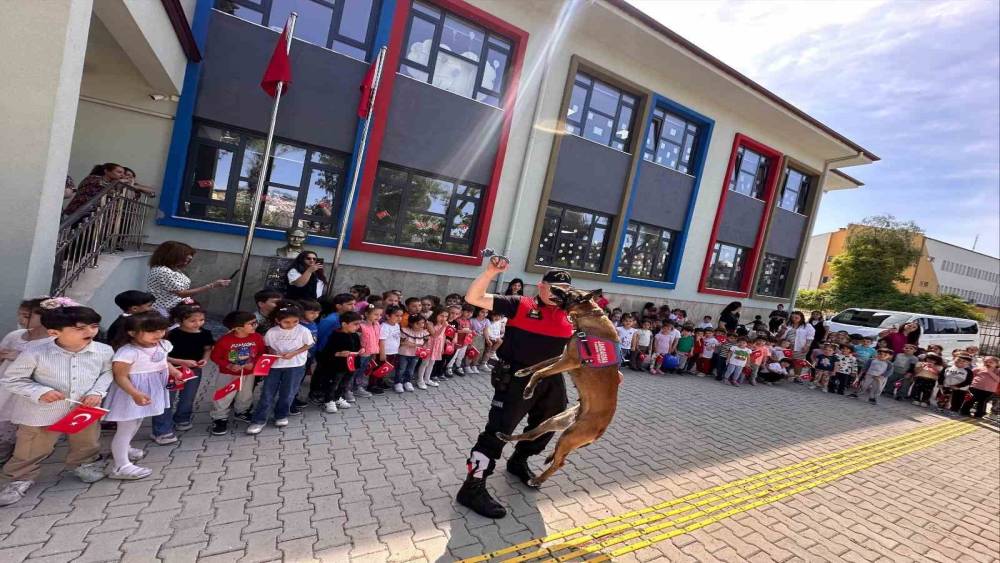 Kuşadası’nda minik öğrencilere jandarma tanıtıldı
