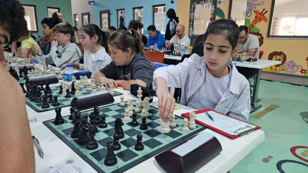 Satran&ccedil;ta hamleler bu kez gen&ccedil;lik bayramı i&ccedil;in yapıldı
