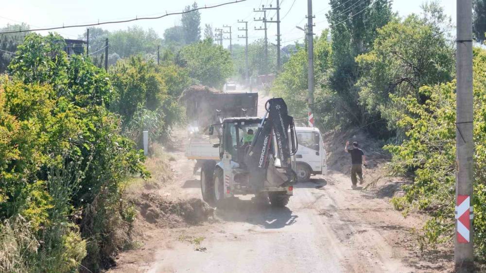 Aydın&rsquo;da kırsal mahalle yollarında bakım ve temizlik &ccedil;alışması
