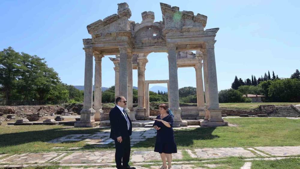 Kaymakam Battal, Afrodisias&rsquo;taki &ccedil;alışmaları inceledi
