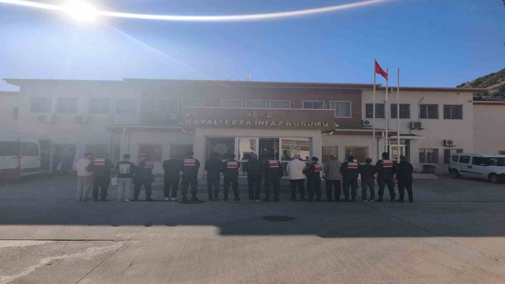 Kuşadası&rsquo;nda 11 firari h&uuml;k&uuml;ml&uuml; yakalandı
