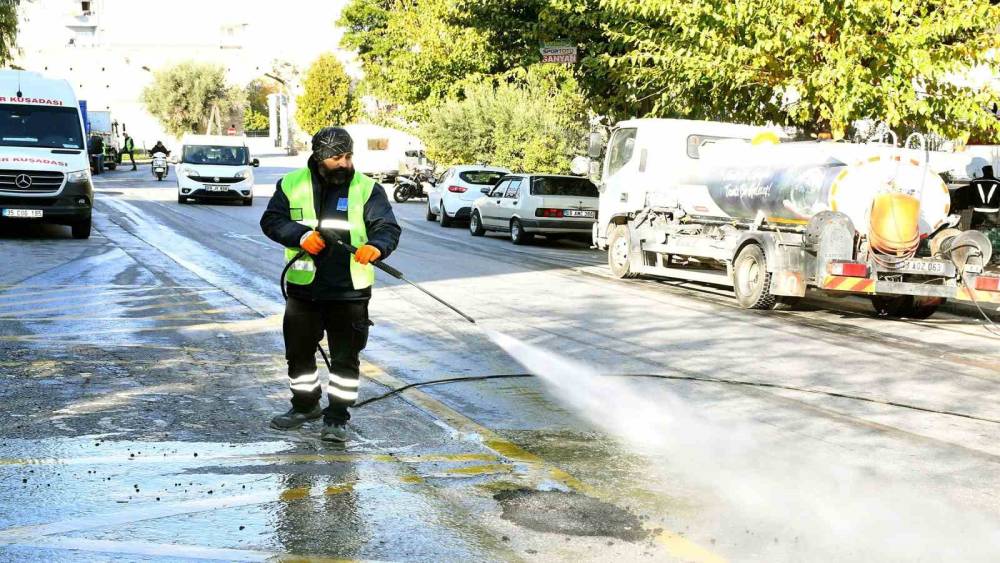 Kuşadası Belediyesi&rsquo;nden detaylı temizlik &ccedil;alışması
