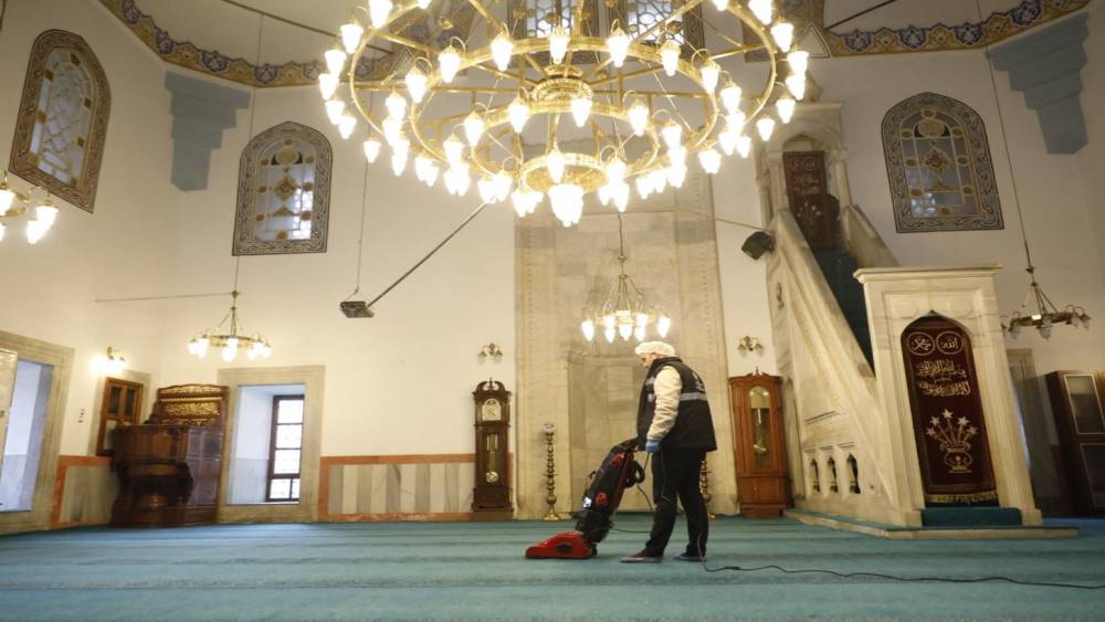 B&uuml;y&uuml;kşehir ekiplerinin camilerde temizlik &ccedil;alışmaları s&uuml;r&uuml;yor