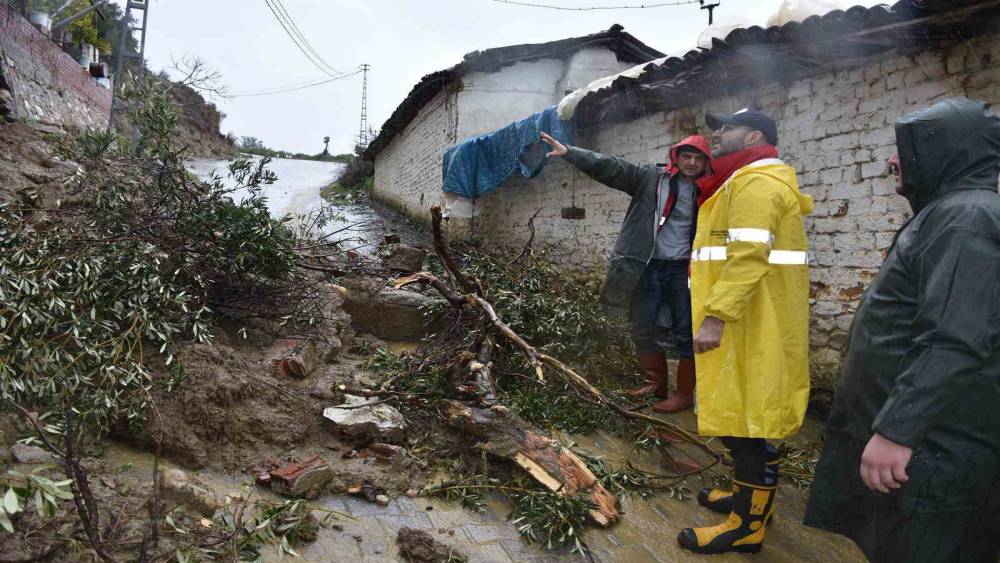 Germencik&rsquo;te sağanak yağış sonrası başkan &ccedil;izmeleri giyip sokağa &ccedil;ıktı
