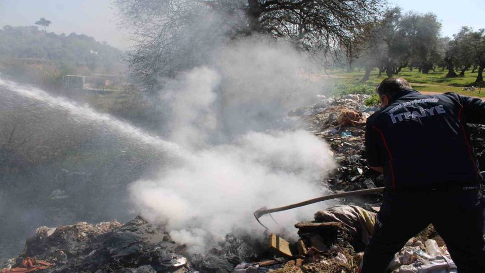 &Ccedil;&ouml;pl&uuml;k alanda &ccedil;ıkan yangın ekipleri harekete ge&ccedil;irdi