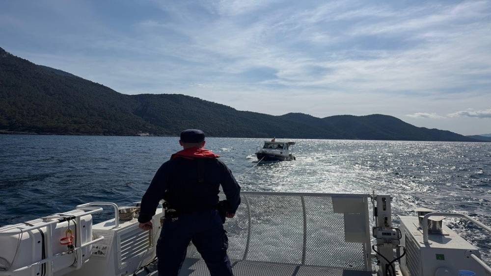 S&uuml;r&uuml;klenen teknedeki 2 kişi kurtarıldı

