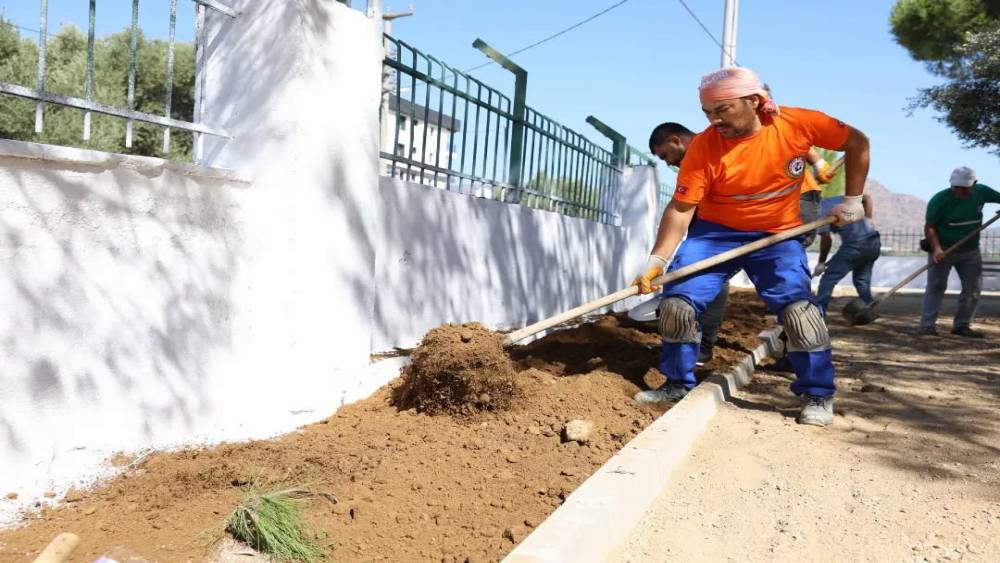 İncirliova&rsquo;da &ouml;ğrenciler i&ccedil;in okul bah&ccedil;elerinde d&uuml;zenleme
