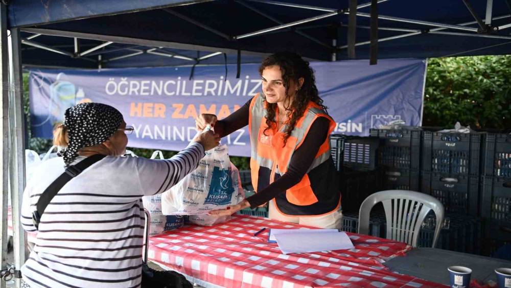 Kuşadası&rsquo;nda &ccedil;ocuklara 3 haftada 4 bin 200 beslenme paketi dağıtıldı