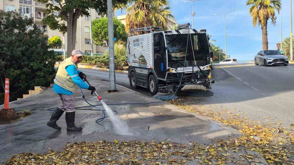 Kuşadası&rsquo;nda cadde temizliği aralıksız s&uuml;r&uuml;yor
