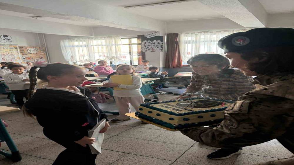 &Ouml;zel Harekat polislerinden şehit kızına doğum g&uuml;n&uuml; s&uuml;rprizi
