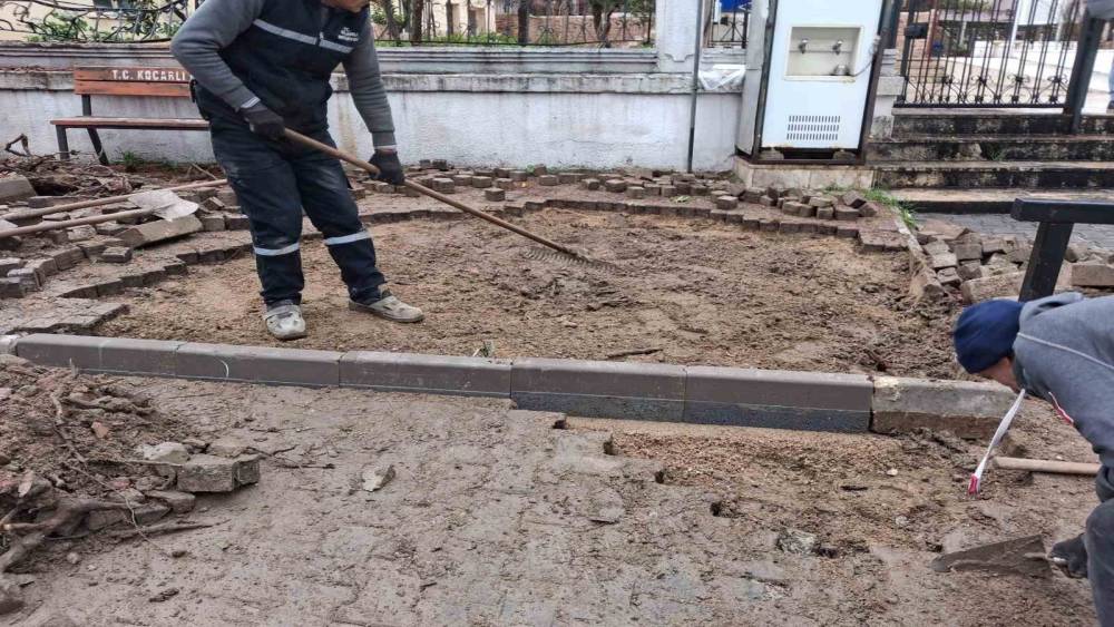 Ko&ccedil;arlı&rsquo;da bozuk yollar onarıldı, Cihanoğlu Camii &ccedil;evresi yeniden d&uuml;zenlendi