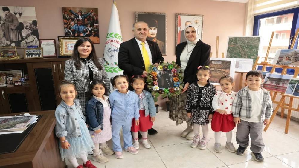 Başkan Kaya minik &ouml;ğrencileri belediyede ağırladı
