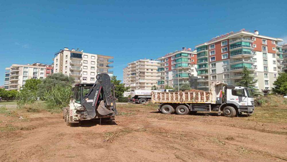 Efeler’in ekipleri yangın riskine karşı çalışmalarını sürdürüyor