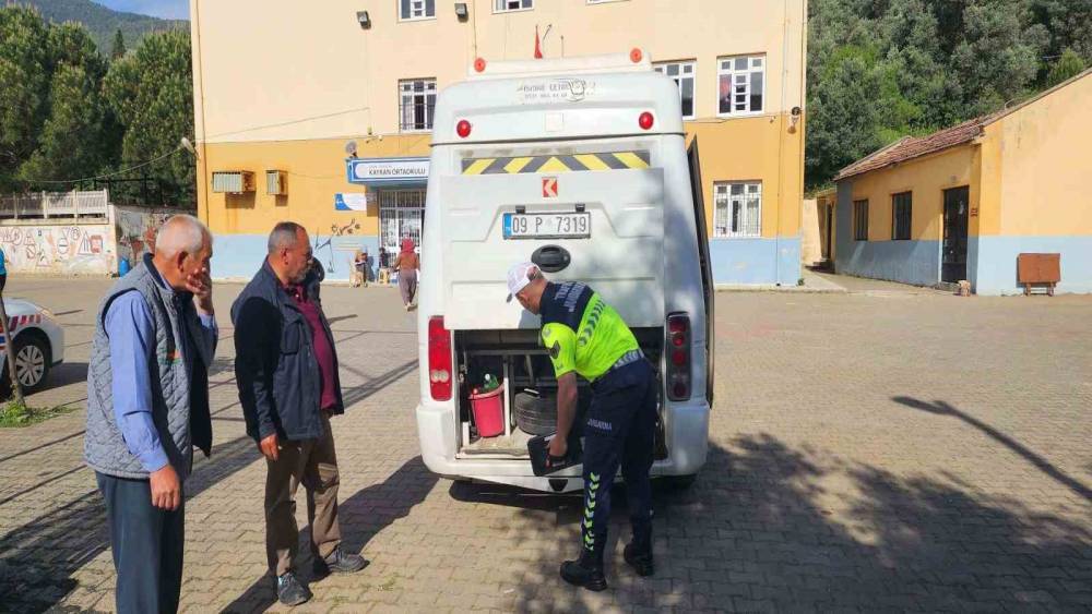 Okul çevreleri ve servis araçlarına sıkı denetim
