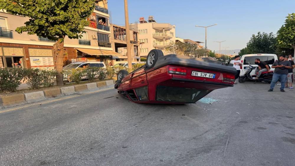 15 YAŞINDAKİ GENÇ OTOMOBİLLE TAKLA ATTI 