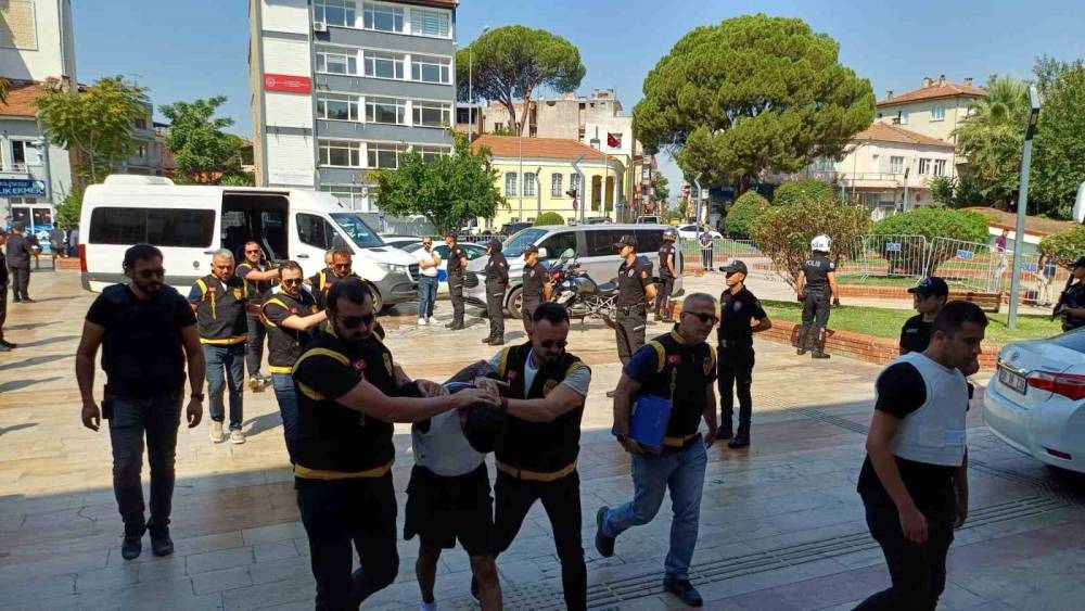 Aydın&rsquo;daki telefoncu cinayetinde 4 ş&uuml;pheli adliyeye getirildi
