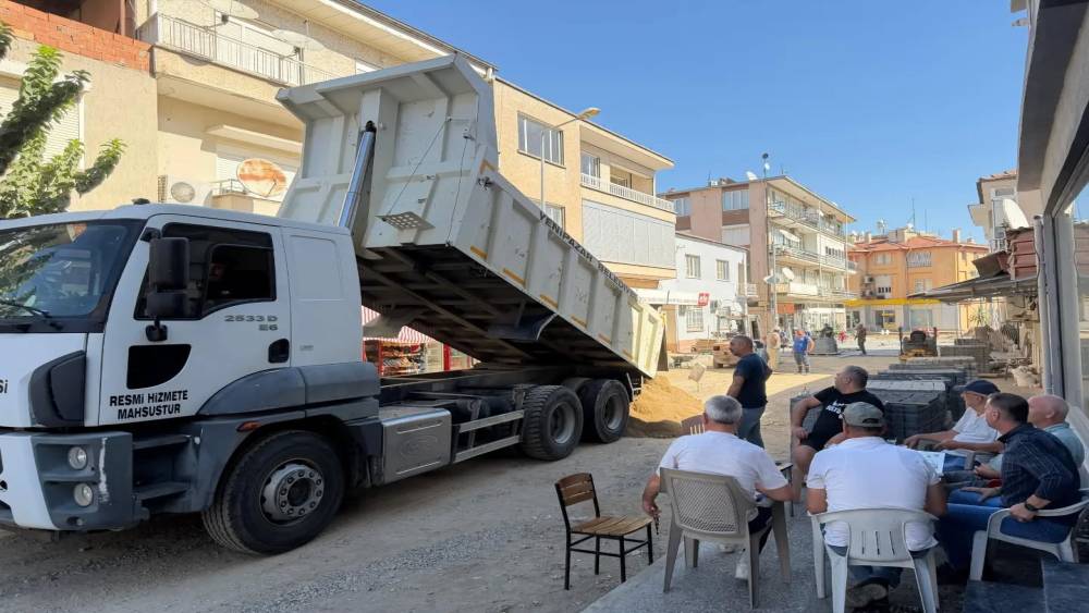 Yenipazar&rsquo;da hem yollar yenileniyor hem g&ouml;n&uuml;llere dokunuluyor

