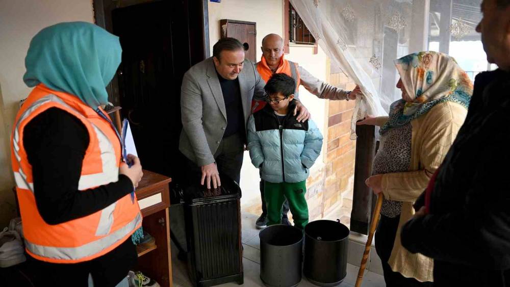Kuşadası&rsquo;nda evler ve y&uuml;rekler dayanışmayla ısınıyor