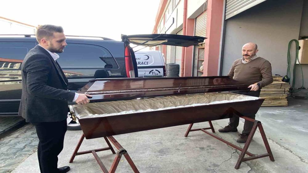 Cenaze hizmetini meslek edindiler, her g&uuml;n &ouml;l&uuml;mle burun buruna yaşıyorlar