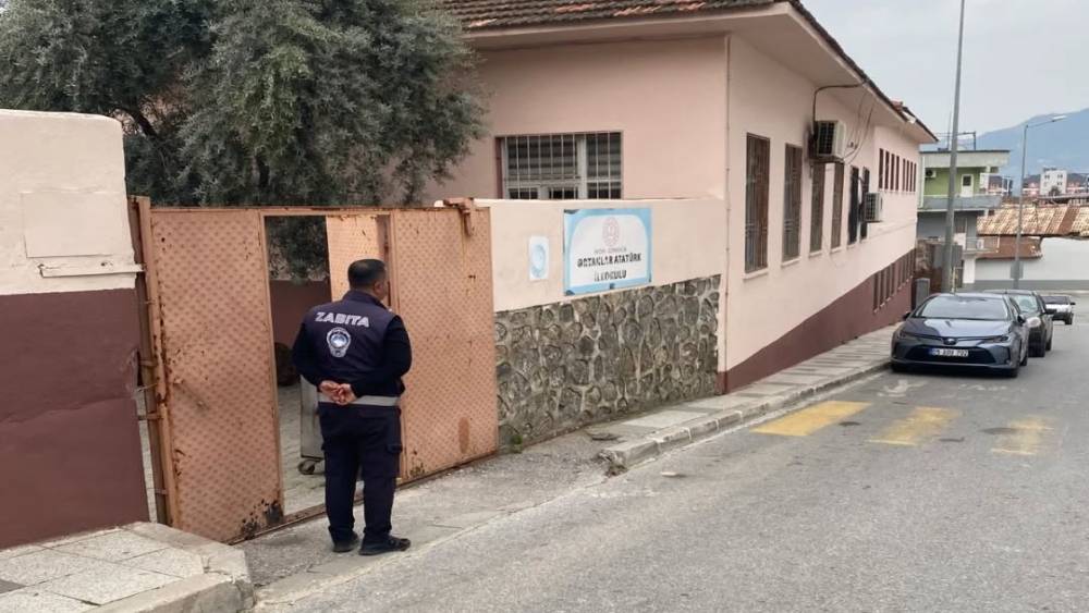 T&uuml;rkiye&rsquo;ye &ouml;rnek olacak uygulama s&uuml;r&uuml;yor: "Zabıta ekiplerinin okul n&ouml;beti"
