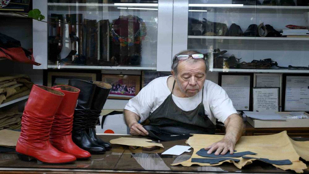 Kuşadası’nda körüklü çizme ustası yetiştirecek çırak arıyor
