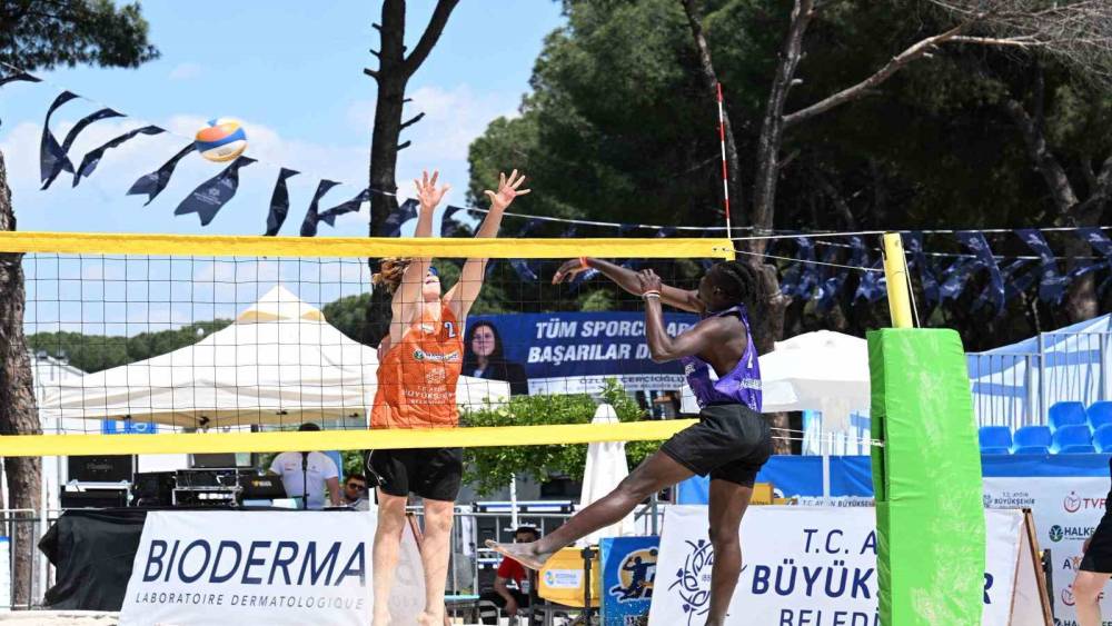 Plaj voleybolunun kalbi Aydın Tekstil Park&rsquo;ta atıyor

