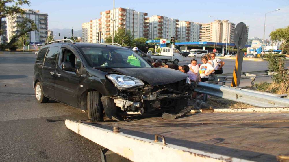 KIRMIZI IŞIK İHLALİ KAZA GETİRDİ 