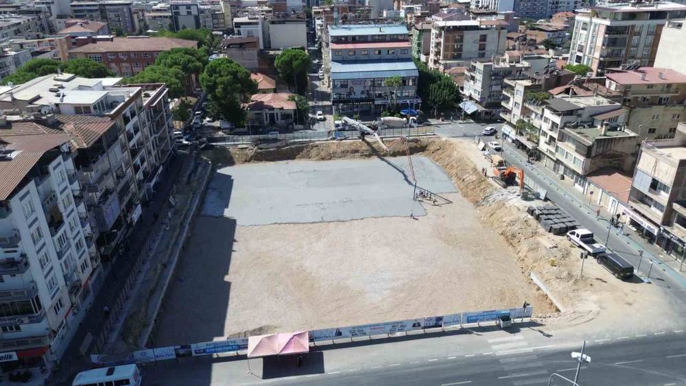 İncirliova&rsquo;daki meydan projesi s&uuml;r&uuml;yor
