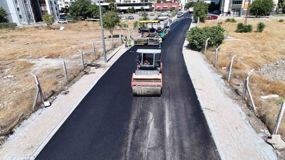 Efeler&rsquo;de sıcak asfalt &ccedil;alışmaları s&uuml;r&uuml;yor
