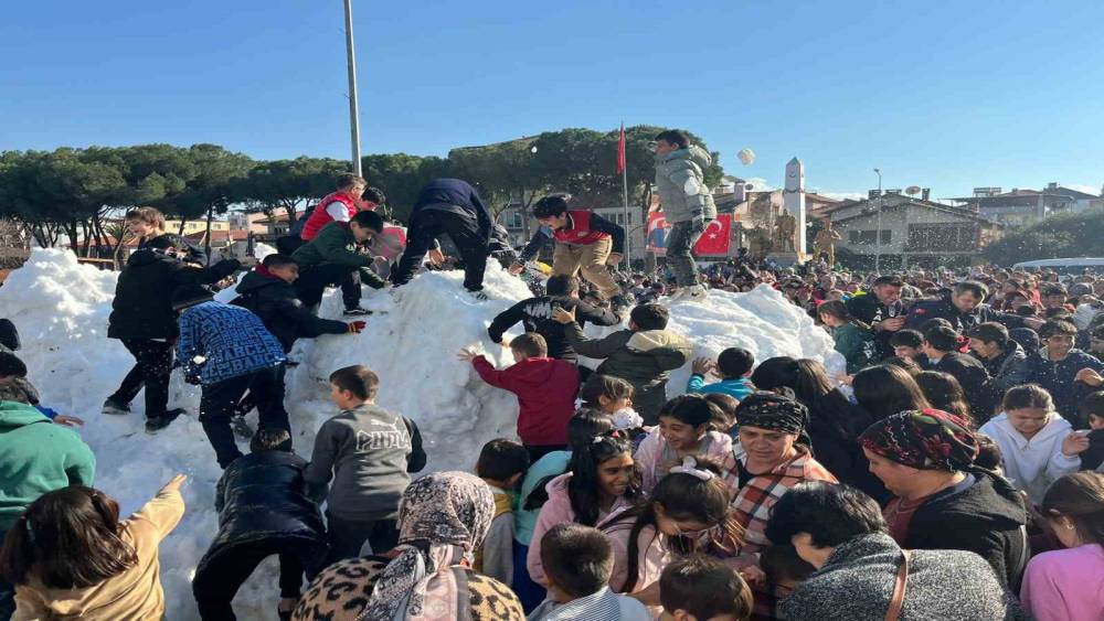 Germencik Belediyesi&rsquo;nden karnelerini alan &ccedil;ocuklara "kar" s&uuml;rprizi
