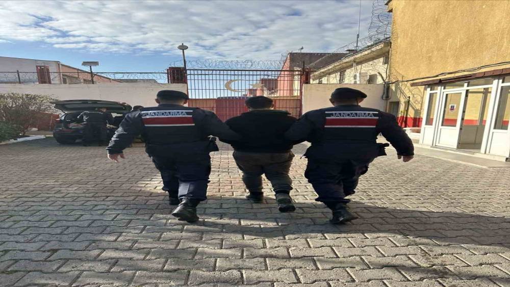 Aranan şahıslar jandarmadan ka&ccedil;amadı
