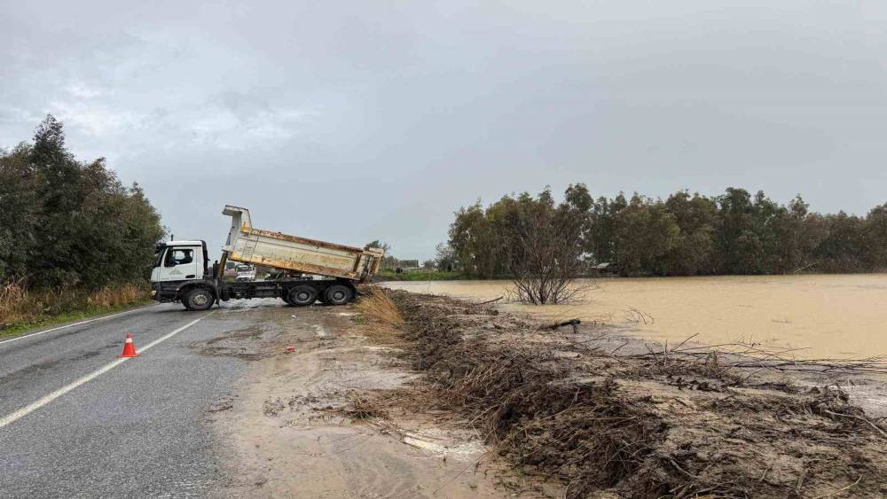 S&ouml;ke Bağarası yolundaki taşkına ekiplerden anında m&uuml;dahale
