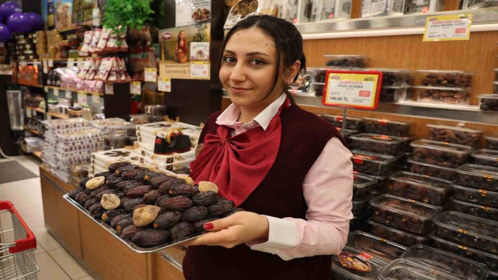 Ramazan ayının sembol &uuml;r&uuml;n&uuml; hurma tezgahlardaki yerini aldı
