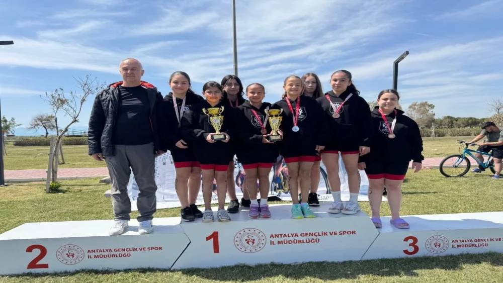 Nazillili &ouml;ğrenciler T&uuml;rkiye finallerinde k&uuml;rs&uuml;ye &ccedil;ıktı
