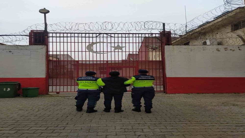 Otoyol uygulamasında firari h&uuml;k&uuml;ml&uuml; yakayı ele verdi
