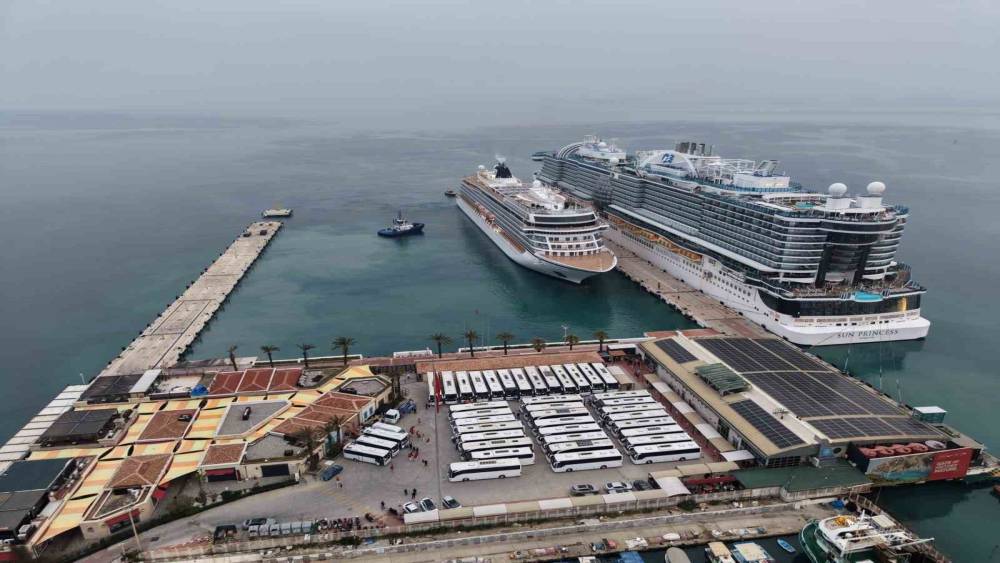 Kuşadası&rsquo;na 2 kruvaziyer 5 bin 297 turist getirdi
