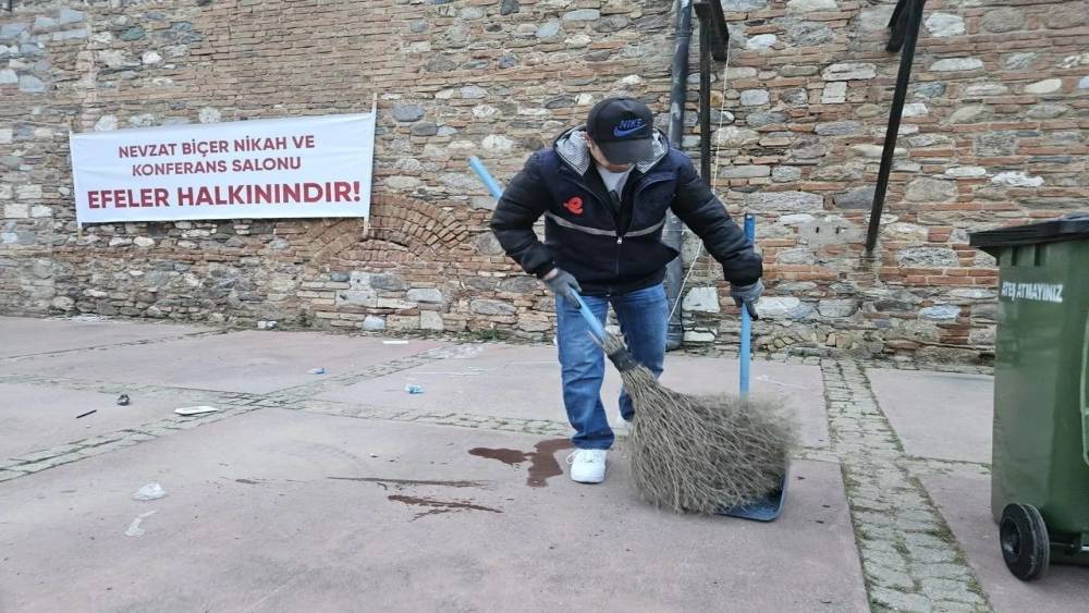 Efeler Belediyesi ekipleri Nevzat Bi&ccedil;er Parkı&rsquo;nı temizledi
