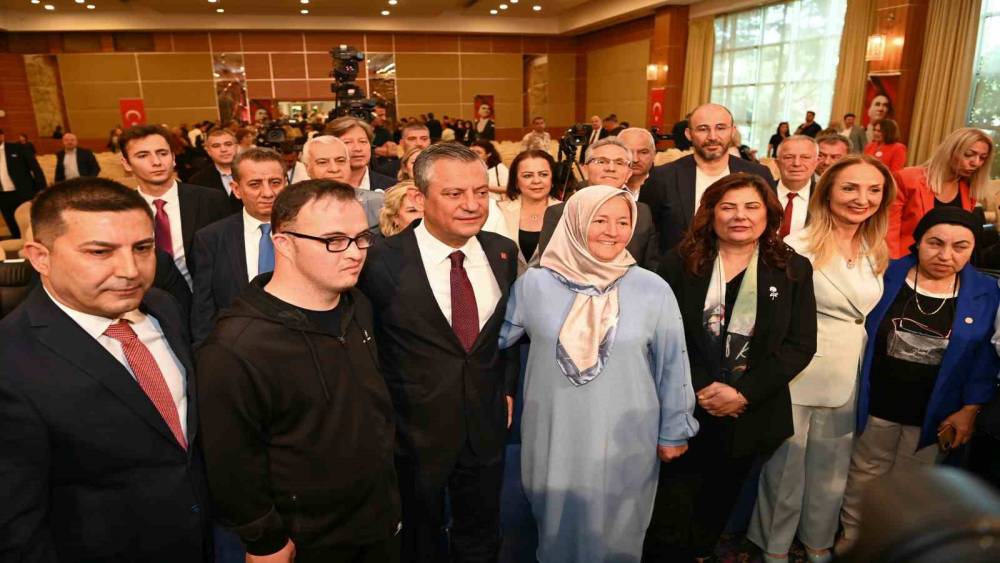 CHP GENEL BAŞKANI ÖZEL, KUŞADASI'NDA OTİZMLİ BİREYLER VE AİLELERİYLE BULUŞTU 