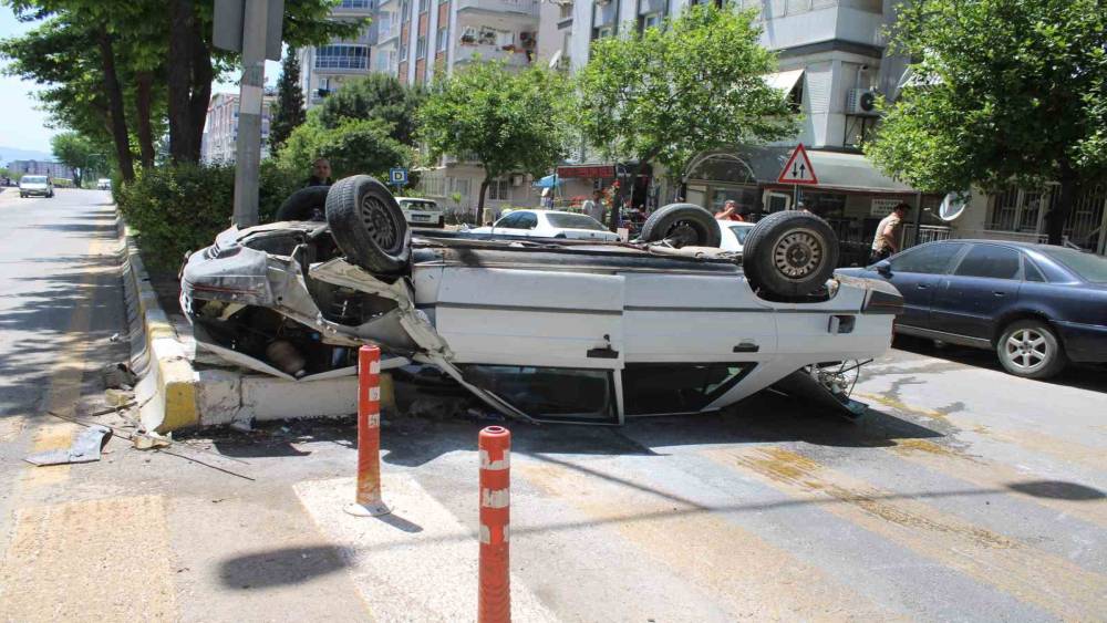 Takla atan otomobil yandı, vatandaşlar s&uuml;r&uuml;c&uuml;y&uuml; son anda kurtardı
