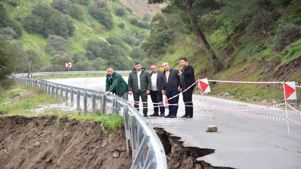 Aşırı yağış sonrası yol &ccedil;&ouml;kt&uuml;, ekiplerin &ccedil;alışmaları s&uuml;r&uuml;yor